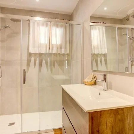 Villa Sleeps 6 With Air Con And Wifi